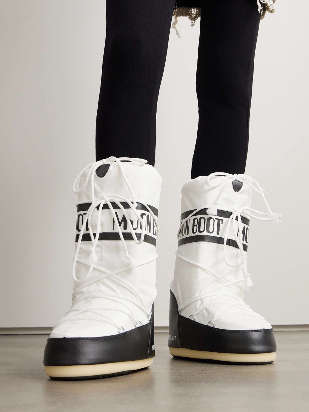 MOON BOOT ICON BLACK RUBBER BOOT
White & Black Icon Nylon Boots USL
10/11,5